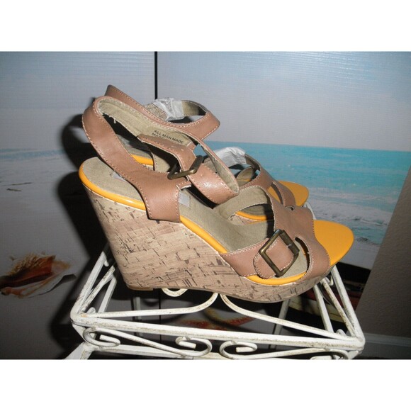 NEW by AMERICAN RAG, TILLYTAU, STRAPPY WEDGES, TAUPE, SIZE 11 MEDIUM (HEELS 5") - Picture 1 of 8